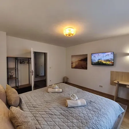 Falk Homes- Luxus Apartments, Ideal Fuer Geschaeftsreisende & Familien - Nahe Messe, Im Zentrum Nuernbergs Mit Balkon, Arbeitsplatz & Parkplatz, Self Check-in Apartment Nuremberg