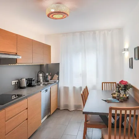 Falk Homes- Luxus Apartments, Ideal Fuer Geschaeftsreisende & Familien - Nahe Messe, Im Zentrum Nuernbergs Mit Balkon, Arbeitsplatz & Parkplatz, Self Check-in Apartment Nuremberg