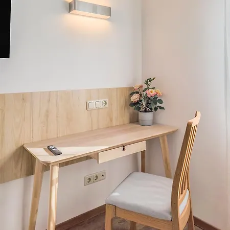 Falk Homes- Luxus Apartments, Ideal Fuer Geschaeftsreisende & Familien - Nahe Messe, Im Zentrum Nuernbergs Mit Balkon, Arbeitsplatz & Parkplatz, Self Check-in Apartment