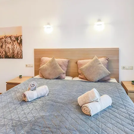 Falk Homes- Luxus Apartments, Ideal Fuer Geschaeftsreisende & Familien - Nahe Messe, Im Zentrum Nuernbergs Mit Balkon, Arbeitsplatz & Parkplatz, Self Check-in * Nuremberg