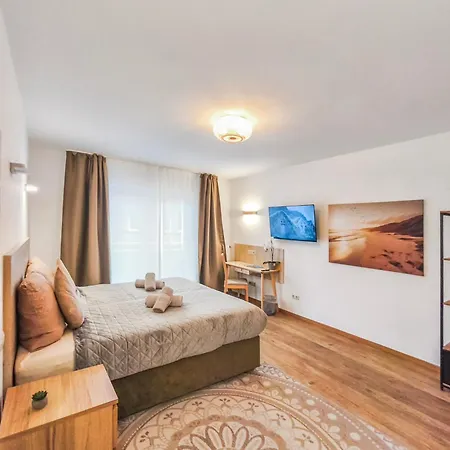 Falk Homes- Luxus Apartments, Ideal Fuer Geschaeftsreisende & Familien - Nahe Messe, Im Zentrum Nuernbergs Mit Balkon, Arbeitsplatz & Parkplatz, Self Check-in Apartment *