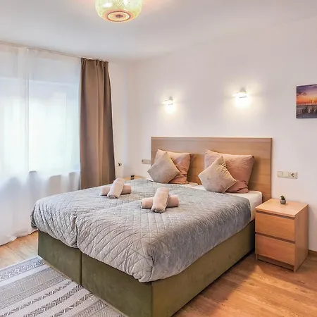 Falk Homes- Luxus Apartments, Ideal Fuer Geschaeftsreisende & Familien - Nahe Messe, Im Zentrum Nuernbergs Mit Balkon, Arbeitsplatz & Parkplatz, Self Check-in *