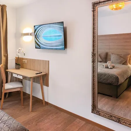 Falk Homes- Luxus Apartments, Ideal Fuer Geschaeftsreisende & Familien - Nahe Messe, Im Zentrum Nuernbergs Mit Balkon, Arbeitsplatz & Parkplatz, Self Check-in Nuremberg