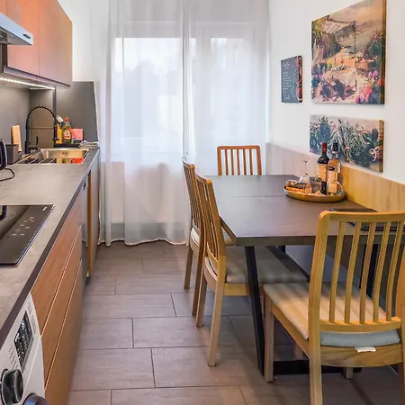Falk Homes- Luxus Apartments, Ideal Fuer Geschaeftsreisende & Familien - Nahe Messe, Im Zentrum Nuernbergs Mit Balkon, Arbeitsplatz & Parkplatz, Self Check-in Apartment *