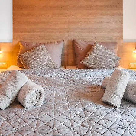 Falk Homes- Luxus Apartments, Ideal Fuer Geschaeftsreisende & Familien - Nahe Messe, Im Zentrum Nuernbergs Mit Balkon, Arbeitsplatz & Parkplatz, Self Check-in * Nuremberg