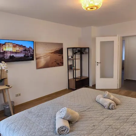 Appartement Falk Homes- Luxus Apartments, Ideal Fuer Geschaeftsreisende & Familien - Nahe Messe, Im Zentrum Nuernbergs Mit Balkon, Arbeitsplatz & Parkplatz, Inkl Grossen Ventilatoren, Handtuecher & Bettwaesche, Playmobilfunpark, Self Check-in *