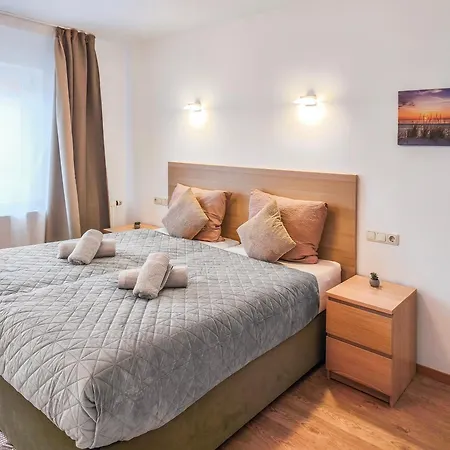 Appartement Falk Homes- Luxus Apartments, Ideal Fuer Geschaeftsreisende & Familien - Nahe Messe, Im Zentrum Nuernbergs Mit Balkon, Arbeitsplatz & Parkplatz, Inkl Grossen Ventilatoren, Handtuecher & Bettwaesche, Playmobilfunpark, Self Check-in *