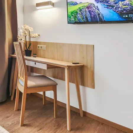 Appartement Falk Homes- Luxus Apartments, Ideal Fuer Geschaeftsreisende & Familien - Nahe Messe, Im Zentrum Nuernbergs Mit Balkon, Arbeitsplatz & Parkplatz, Inkl Grossen Ventilatoren, Handtuecher & Bettwaesche, Playmobilfunpark, Self Check-in *